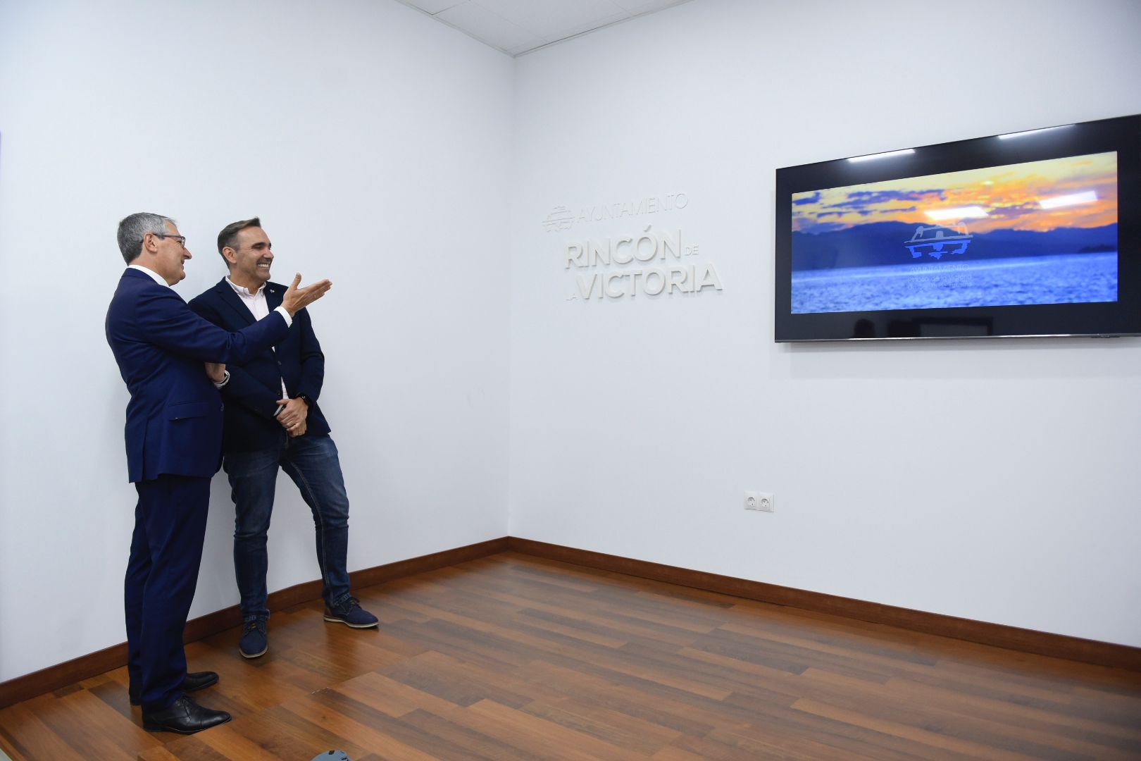 alcalde y concejal observando nuevo spot promocional